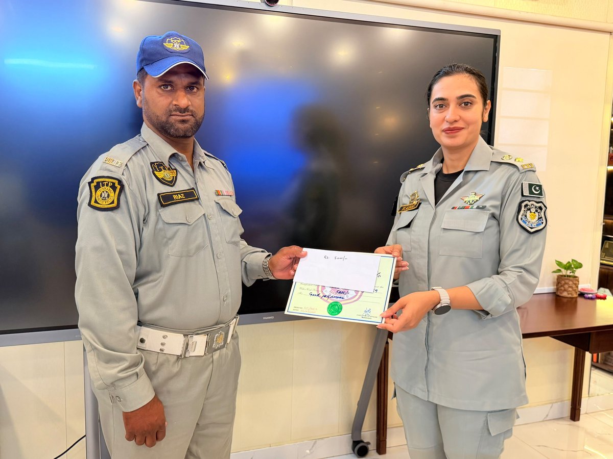 ICT_Police's tweet photo. چیف ٹریفک آفیسر کائنات اظہر خان نے اپنی ڈیوٹی ایمانداری کے ساتھ انجام دینے اور دوران ڈیوٹی صبروتحمل اور مستعدی کا مظاہرہ کرنے والے ٹریفک آفیسر محمد ریاض کو اپنے مدعو کیا اور ان کی حوصلہ افزائی کرتے ہوئے تعریفی سرٹیفیکیٹ اور نقد انعام دیا۔
#WeRIslamabadPolice #ICTP #ITP https://t.co/inGkjZ3TwX