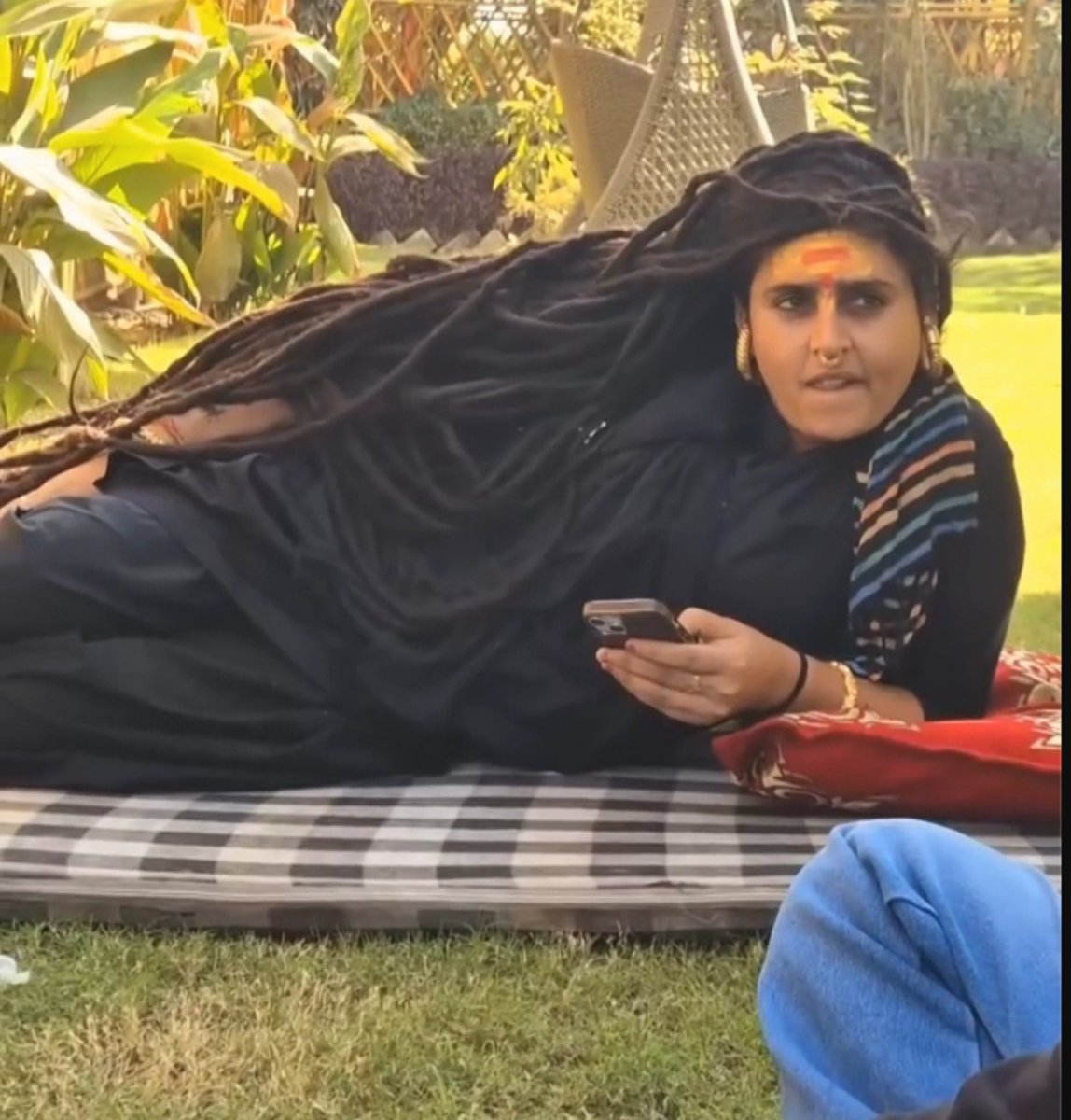 Santoshi_Pal_'s tweet photo. इनको जानते हो ये महिला अघोरी चंचल है जो इंस्टा पर बहुत फेमस है।

सिर्फ पुरुष ही बाबा बनकर प्रसिद्धि हासिल नहीं करते है कुछ महिलाएं भी अघोरी बनकर प्रसिद्ध हो जाती है।

इनके वीडियो पर मिलियन व्यूज आते है,और लोग इनके दर्शन के लिए आ जाते है।

इनके कान में सोने के कुंडल...Real cont. https://t.co/ZC7MzNQDSV