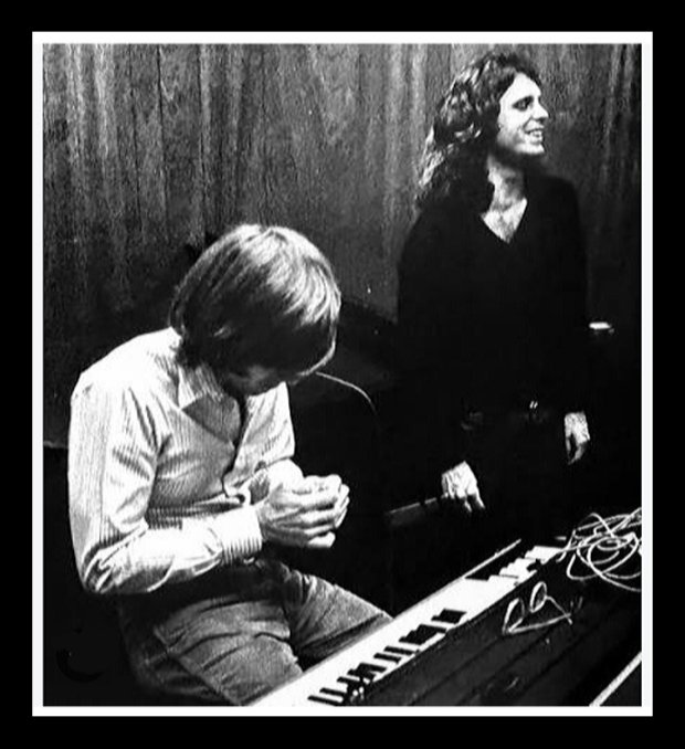 Rollin_Memories's tweet photo. Ray Manzarek &amp; Jim Morrison • The Doors ~ https://t.co/yWMyKObMam