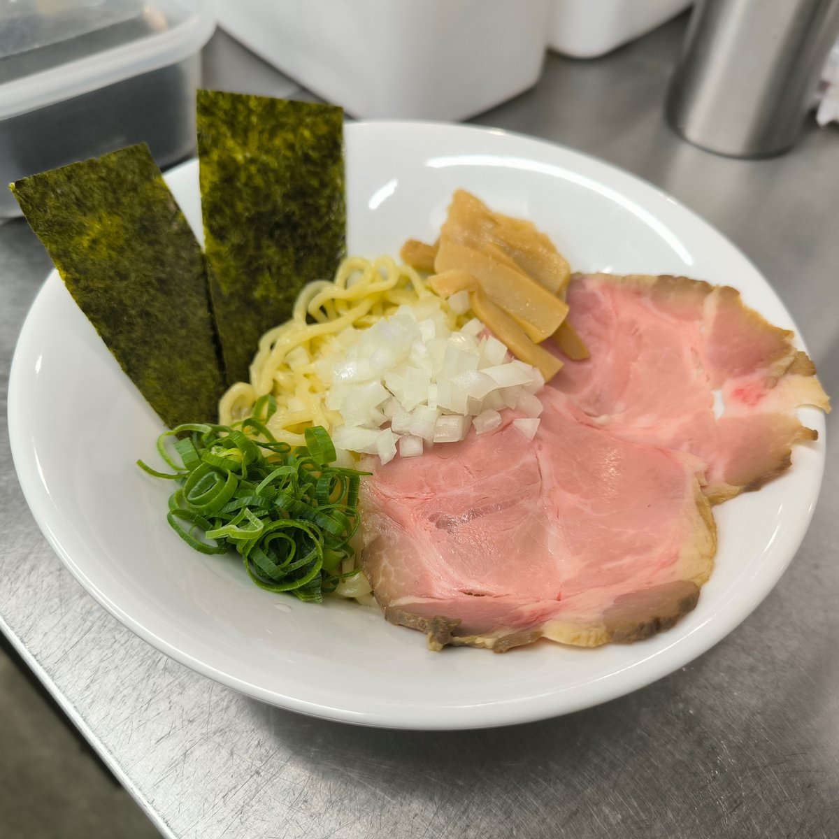 oshimen_oreno's tweet photo. 【現役アイドルさんをラーメンで活動サポート🍜】

アイドルの皆さん！ライブやレッスン等々、日々の活動お疲れ様です！

当店では、活動を頑張るアイドルさんを応援するため、来店時に麺類１杯を無料でご提供いたします！（何度でもOK）

ライブ前後、レッスンや打ち合わせの合間、完全オフの日など、エネルギー補給に濃い煮干しをチャージしていってください。

■ 対象
現役でグループ・ライブ活動をしているアイドルさん

■ 内容
基本の麺類１杯無料（期間中、何度でもOK）
※トッピングや追加注文は通常通りです

■ 利用方法
「X見た」と伝えて、所属グループ名を名乗ってもらえればOKです。
（※壁にサインもぜひ書いていってください！）

■ 期間
まずは3か月のお試しとして、2026年12月末頃までやってみます！
（様子を見て変更するかもです）

現場の合間や移動のついでに、ふらっと気軽に食べに来てください！