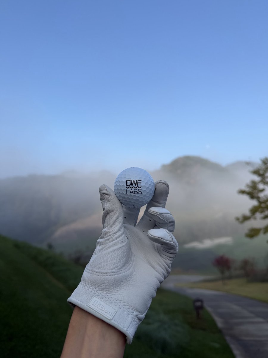 AlessiaBaumgar's tweet photo. Woke up 4:30am, went to the most amazing golf course nearby Seoul https://t.co/8N7Xlfc4bX