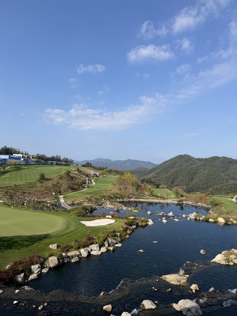 AlessiaBaumgar's tweet photo. Woke up 4:30am, went to the most amazing golf course nearby Seoul https://t.co/8N7Xlfc4bX