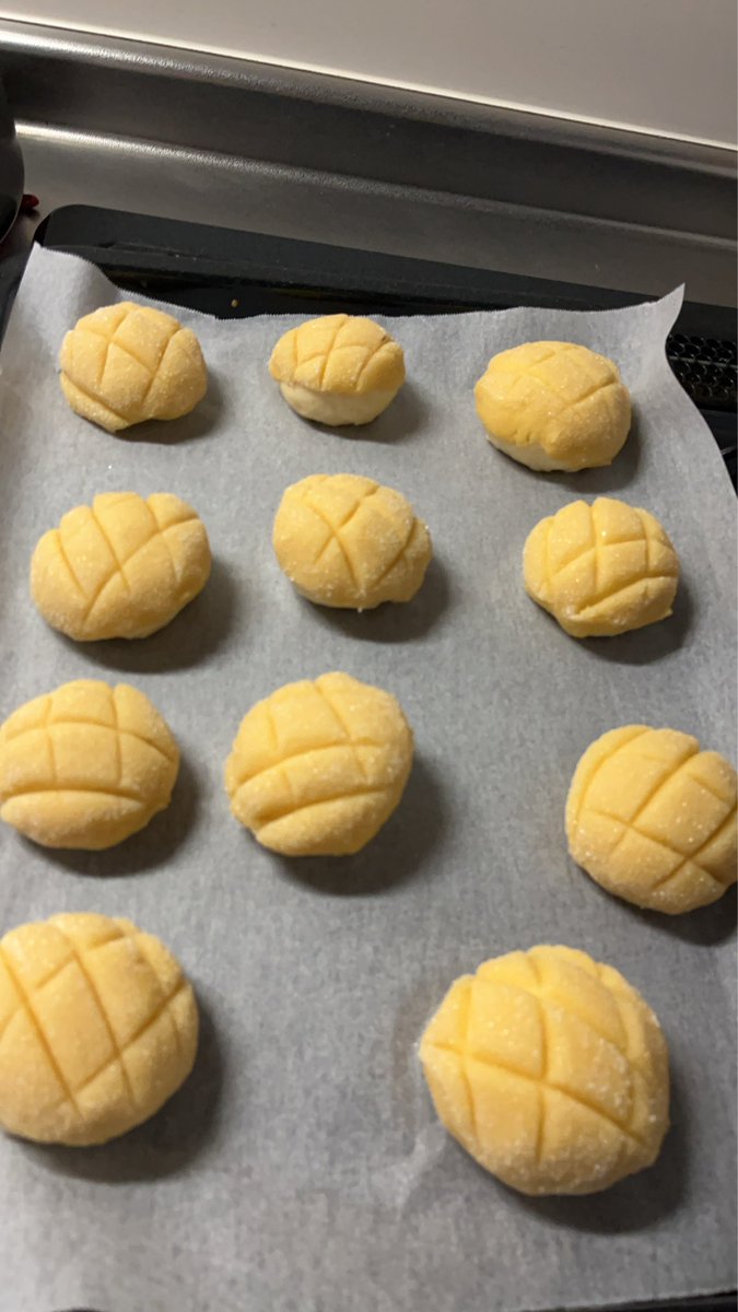 Ahonosakata0515's tweet photo. 今日は久しぶりにメロンパン作った☺️

おかーちゃんが小さい方がいいっていうので小さめに☺️
アーモンドパウダー使ったので外はサクサク生地は牛乳に置き換えたので少し甘めになりました♪

粉はもちろんcotta購入❣️

#cotta
#手作りパン
#メロンパン https://t.co/Oc3wklx6se