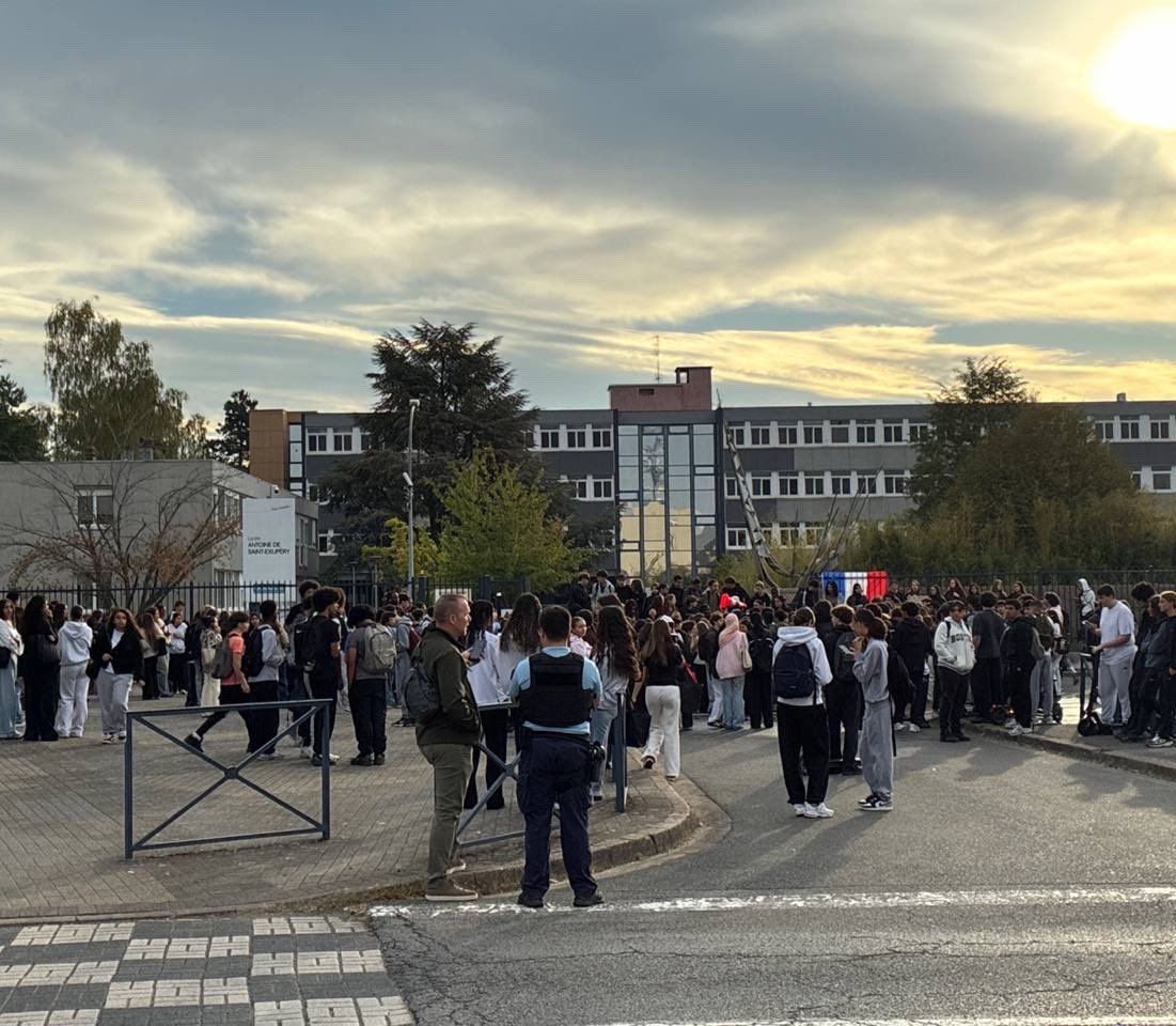 JI_FenschValle's tweet photo. 🔥 Belle mobilisation des élèves du lycée Saint-Exupéry de #Fameck !

Bâtiment dégradé, Parcoursup, professeurs non remplacés : les lycéens n’en peuvent plus !

🤝 Ils demandent des moyens humains et matériels pour garantir une réelle égalité des chances. https://t.co/1iwJObUv0e