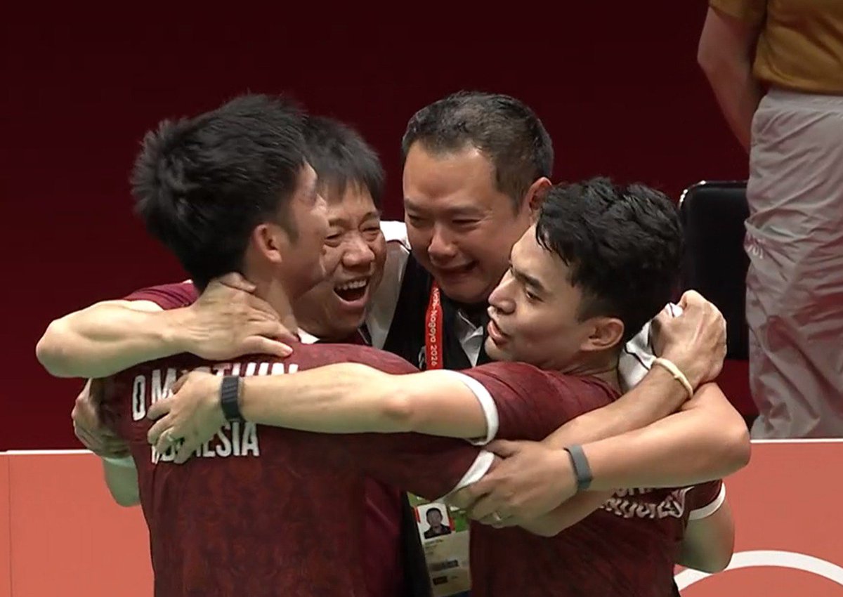 anabellindah's tweet photo. SIAPA SANGKA NEGARA YANG BESAR INI DISUMBANG GOLD MEDALS DARI PAIR YANG BARU RUJUK 😭😭🔥🔥🔥. CONGRATS LEONIEL🔥🔥🔥

Many more sharing the podium with weichang🔥🤍 https://t.co/DXjaElyWvZ
