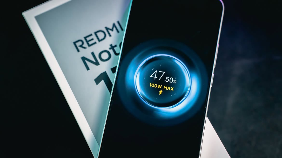 pentolgadget's tweet photo. Redmi Note 17 Pro Max 5G 10.000mAh, tapi bukan tanpa kompromi. 

• AMOLED 6,83” 1.5K 120Hz
• Snapdragon 6 Gen 5
• 50MP OIS + 8MP ultrawide
• 100W HyperCharge
• IP68
• 229g

Benchmark nya sekitar 1,14 juta AnTuTu 11 dan Geekbench 6: 1.089/3.437.

Buat harian jelas kencang, tapi Snapdragon 6 Gen 5 tetap mid-range. Jadi jangan berharap Pro Max = performa flagship. 

#RedmiNote17ProMax #Redmi #Xiaomi #Gadget #Smartphone #PentolGadget