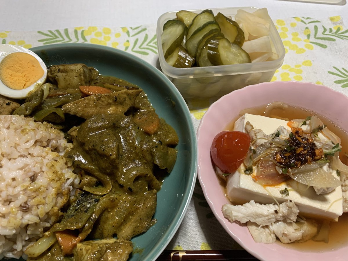 js_6vyume's tweet photo. 今夜は

残りおかずの
アレンジカレー
鶏肉レモン炒めをのせた
蒸し豆腐
ぬか漬け

です。 https://t.co/tYVazcSbI8
