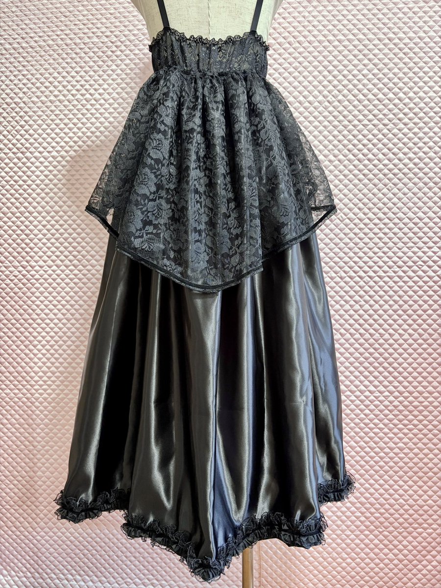 bedroom_jun's tweet photo. #ゴスロリマーケット #GLM15
▶︎10/3-4
▶︎委託ブース
▶︎¥4,500〜¥25,00前後

【new arrival】
Victoriaジェットワンピース

40年間 喪服を着たVictoria女王から着想を得たシリーズ。
当時 流行った黒い宝石「ジェット」のような艶のあるワンピースです🖤

🎫前売券
https://t.co/koSfu6NeEM https://t.co/UAvNMpiutC