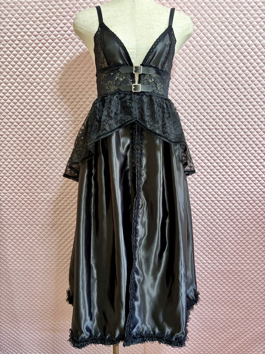 bedroom_jun's tweet photo. #ゴスロリマーケット #GLM15
▶︎10/3-4
▶︎委託ブース
▶︎¥4,500〜¥25,00前後

【new arrival】
Victoriaジェットワンピース

40年間 喪服を着たVictoria女王から着想を得たシリーズ。
当時 流行った黒い宝石「ジェット」のような艶のあるワンピースです🖤

🎫前売券
https://t.co/koSfu6NeEM https://t.co/UAvNMpiutC
