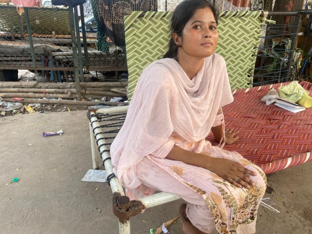 MuslimSpaces's tweet photo. “मुझे 2002 का सबूत कहां से मिलेगा?”

22 साल की सजरा जहां ने 2024 के लोकसभा चुनाव में वोट दिया था। अब वोटर कार्ड होने के बावजूद, उनसे 2002 के रोल से अपना लिंक साबित करने के लिए कहा गया है।

सजरा ने कहा, "मैं बहुत लाचार महसूस कर रही हूँ। मुझे समझ नहीं आ रहा कि क्या करूँ। मुझे 2002 का प्रूफ़ कहाँ से मिलेगा? हम जैसे गरीब लोगों को सबसे ज़्यादा तकलीफ़ होगी। जो लोग पढ़े-लिखे हैं, जिनके पास पैसा और कनेक्शन हैं, वे सब कोई न कोई रास्ता निकाल ही लेंगे।"

जिन मुसलमानों के पास कागज़ात नहीं हैं, उन मुसलमानों को अपना घर, देश और आजादी खोने का डर है!