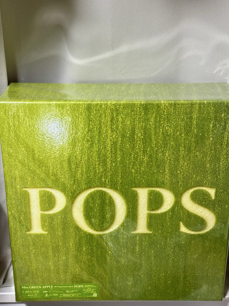 hitomihime5's tweet photo. Mrs. GREEN APPLEのアルバム届いたー！

でかい！

思い！

片手じゃ無理🤣

ありがとうございました。 https://t.co/etAXtoGfWJ