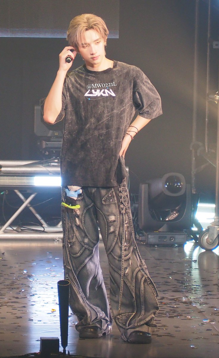 Mw0221l's tweet photo. HONG君🩷のDAY2のイヤモニチェック✅

#LYKNDuskAndDawnxOsaka
#hongshihoshi https://t.co/SACdoqLmPt