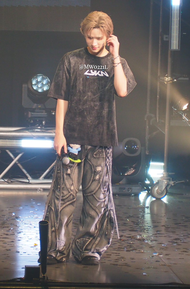 Mw0221l's tweet photo. HONG君🩷のDAY2のイヤモニチェック✅

#LYKNDuskAndDawnxOsaka
#hongshihoshi https://t.co/SACdoqLmPt