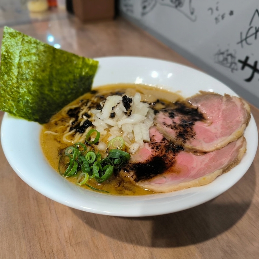 oshimen_oreno's tweet photo. 【現役アイドルさんをラーメンで活動サポート🍜】

アイドルの皆さん！ライブやレッスン等々、日々の活動お疲れ様です！

当店では、活動を頑張るアイドルさんを応援するため、来店時に麺類１杯を無料でご提供いたします！（何度でもOK）

ライブ前後、レッスンや打ち合わせの合間、完全オフの日など、エネルギー補給に濃い煮干しをチャージしていってください。

■ 対象
現役でグループ・ライブ活動をしているアイドルさん

■ 内容
基本の麺類１杯無料（期間中、何度でもOK）
※トッピングや追加注文は通常通りです

■ 利用方法
「X見た」と伝えて、所属グループ名を名乗ってもらえればOKです。
（※壁にサインもぜひ書いていってください！）

■ 期間
まずは3か月のお試しとして、2026年12月末頃までやってみます！
（様子を見て変更するかもです）

現場の合間や移動のついでに、ふらっと気軽に食べに来てください！