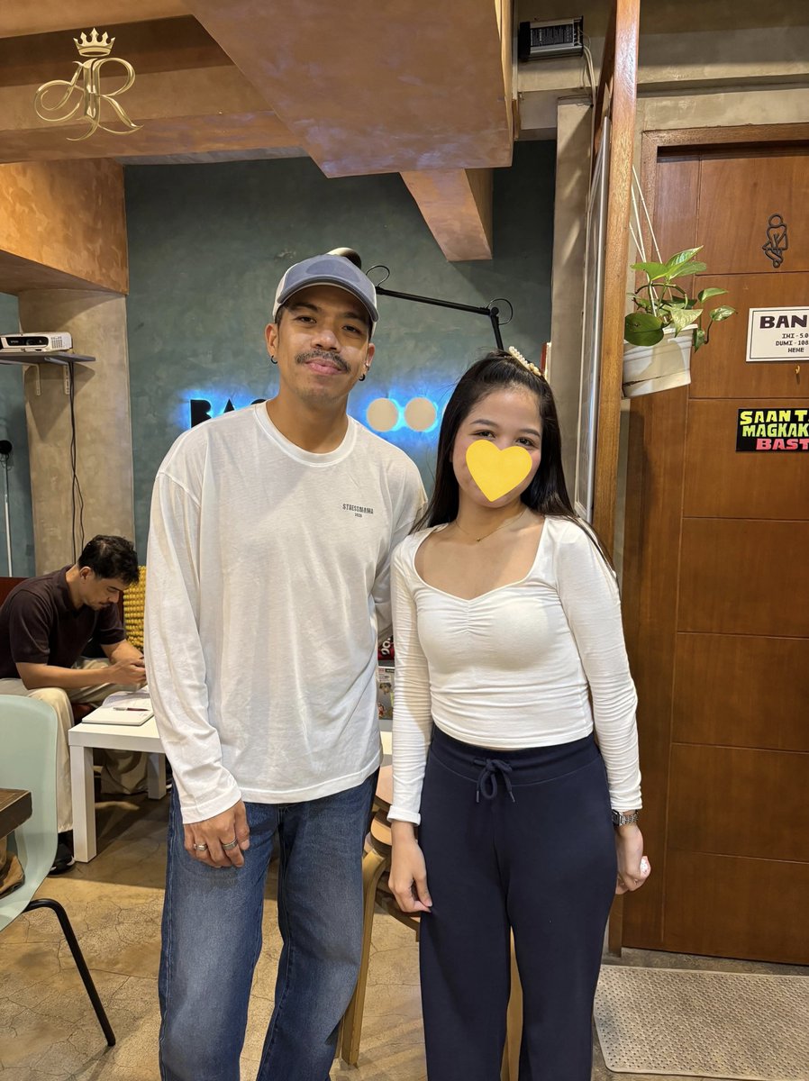 AzRalphOFC's tweet photo. Our Team Live Admins meeting Direk JP today. Once he realized that they were from AZRALPH OFFICIAL, he said thank you for the snacks we sent for the whole production team.
Weβre glad to have met you, Direk, and weβre super excited for #TheWayBackToYou π
#AZRalph
#TrisLia https://t.co/D6ffBUbtnY