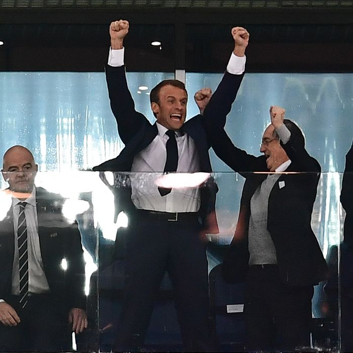 tvlofficiel's tweet photo. 🇫🇷 Emmanuel Macron bat un nouveau record d'impopularité. Selon un sondage Odoxa-Mascaret publié ce mardi, seuls 18 % des Français interrogés estiment qu’il est « un bon président », soit une chute de 7 points depuis fin juin.

Il y a quelques jours, le Président, plein d'aplomb, n'excluait pas un retour dans le jeu politique en 2032.