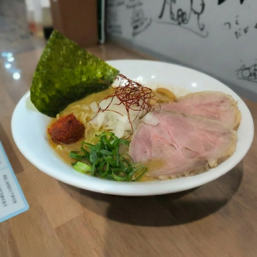oshimen_oreno's tweet photo. 【現役アイドルさんをラーメンで活動サポート🍜】

アイドルの皆さん！ライブやレッスン等々、日々の活動お疲れ様です！

当店では、活動を頑張るアイドルさんを応援するため、来店時に麺類１杯を無料でご提供いたします！（何度でもOK）

ライブ前後、レッスンや打ち合わせの合間、完全オフの日など、エネルギー補給に濃い煮干しをチャージしていってください。

■ 対象
現役でグループ・ライブ活動をしているアイドルさん

■ 内容
基本の麺類１杯無料（期間中、何度でもOK）
※トッピングや追加注文は通常通りです

■ 利用方法
「X見た」と伝えて、所属グループ名を名乗ってもらえればOKです。
（※壁にサインもぜひ書いていってください！）

■ 期間
まずは3か月のお試しとして、2026年12月末頃までやってみます！
（様子を見て変更するかもです）

現場の合間や移動のついでに、ふらっと気軽に食べに来てください！
