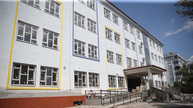 ulvisaran's tweet photo. DEVLET, ÖĞRETMENİNİ İHTİYAÇ OLAN YERDE ÇALIŞTIRAMIYOR

Son bir iki haftadır sosyal medyada öğretmenlerin çalışma şartlarıyla ilgili olarak “il emrine atanma,” “norm kadro fazlası” ve “depo öğretmen” gibi kavramlar etrafında sürdürülen tartışma ve polemiklerden geçilmiyor.

Şimdiye kadar daha çok eğitim camiasının kendi içinde konuşulan, toplumun genelinin ise anlam ve mahiyetlerine pek aşina olmadığı bu kavramların birdenbire kamuoyunun tartışma gündemine taşınmasına neden olan gelişme; Millî Eğitim Bakanı Yusuf Tekin’in bugüne kadar dönem dönem uygulanagelen “il emri” uygulamasının devam ettirilmeyeceğine ilişkin açıklaması oldu.

Öncelikle anlamları ve birbirleriyle ilişkileri konusunda ciddi bir kafa karışıklığı yaşanan istihdam biçimlerine ilişkin söz konusu üç temel kavramı; fazla ayrıntıya girmeden fakat aralarındaki farkları ortaya koyarak tanımlamak gerekiyor:

-Norm kadro fazlası öğretmen:
Görev yaptığı okulda başlangıçta norm kadro içinde iken, öğrenci/şube sayısının veya ders yükünün azalması gibi nedenlerle okulun ilgili branştaki normunun düşmesi sonucu, çoğunlukla kendi iradesi dışında ihtiyaç fazlası hâline gelen öğretmendir. Kadrosu, başka bir kuruma atanıncaya kadar bulunduğu okulda kalabiliyor. Norm fazlası olmak, kendiliğinden il emrine geçmek anlamına gelmiyor.

-İl emrine atanan öğretmen:
Belirli bir okulun boş norm kadrosuna değil, çoğunlukla mazerete bağlı yer değiştirme gibi nedenlerle İl Millî Eğitim Müdürlüğü emrine atanan ve bu nedenle o aşamada belirli bir okul normuna bağlı bulunmayan öğretmendir. İhtiyaç bulunan bir okulda görevlendirilebiliyor veya daha sonra boş norm bulunan bir eğitim kurumuna atanabiliyor.

-Depo öğretmen:
Genellikle il veya ilçe millî eğitim müdürlüğü emrinde bulunan ve henüz kalıcı bir okul normuna yerleştirilememiş ihtiyaç fazlası öğretmenler için kullanılan gayriresmî bir tabirdir.

Bu kavramların eğitim sistemindeki karşılığını ve doğurduğu sonuçları anlayabilmek için rakamlara ve öğretmenlerin ülke genelindeki dağılımına birlikte bakmak gerekiyor.

Türkiye’de devlet okullarında 1 milyonun üzerinde öğretmen görev yapıyor. Aile birliği, sağlık ve diğer mazeretlere dayalı yer değiştirmelerle isteğe bağlı tayinlerin yıllar içinde oluşturduğu hareketlilik, öğretmenlerin büyükşehirlerde, Batı illerinde ve hayat şartları yönünden daha fazla tercih edilen merkezlerde yığılmasına yol açıyor. Bir tarafta norm kadro fazlası veya il emrine atanmış olma nedeniyle ihtiyaç fazlası ve fiilen ders vermekten uzak öğretmenler bulunurken; diğer tarafta ülkenin bir çok bölgesinde çok sayıda okulda öğretmen açığı devam ediyor ve buralardaki ders ihtiyacının, kabaca 80-100 bin aralığında olduğu tahmin edilen ücretli öğretmenlerle karşılanmasına çalışılıyor.

MEB Türkiye genelindeki toplam norm fazlası öğretmen sayısını açıklamazken, Türk Eğitim-Sen’in 2025-2026 araştırmasında, yalnızca veri alınabilen 62 ilde 71 bin 757 ücretli öğretmenin çalıştırıldığı, 55 ilde ise 80 bin 449 öğretmen açığının bulunduğu ifade ediliyor. Bu çerçevede yapılan analizlere göre, Türkiye genelindeki toplam norm kadro fazlası ve il ve ilçe emrindeki öğretmen sayısı toplamının yaklaşık 70 bin ile 80 bin civarında olduğunu tahmin etmek mümkün.

Bakanın açıklamasından sonra sosyal medyada alevlenen tartışmalarda, toplumdaki geniş kitlelerden gelen değerlendirme ve yorumlara baktığımızda, bu tabloya oldukça sert tepki ve eleştiriler yöneltildiğini görüyoruz.

İl emri isteyen öğretmenler meseleyi ağırlıklı olarak “aile birliğinin korunması,” “eş ve çocuklardan ayrı kalmama” ve “mazeret hakkı” üzerinden dile getirirken; karşıt yorumlarda “depo öğretmenlik” ve büyük şehirlerdeki “norm fazlalığı” yüzünden öğretmenlerin atıl kalması öne çıkarılıyor.

Mevcut tabloyu çok yönlü olarak değerlendirdiğimizde, ortaya çıkan sonuç şudur:

Ne yazık ki devlet, kamu personelini, hizmet ihtiyacı duyulan yerde, gerektiği şekilde çalıştıramıyor?

Kadrolu öğretmenin..
…

(DEVAMI aşağıdaki linkte)

https://t.co/jAIIJh32du

| Ulvi Saran
Karar