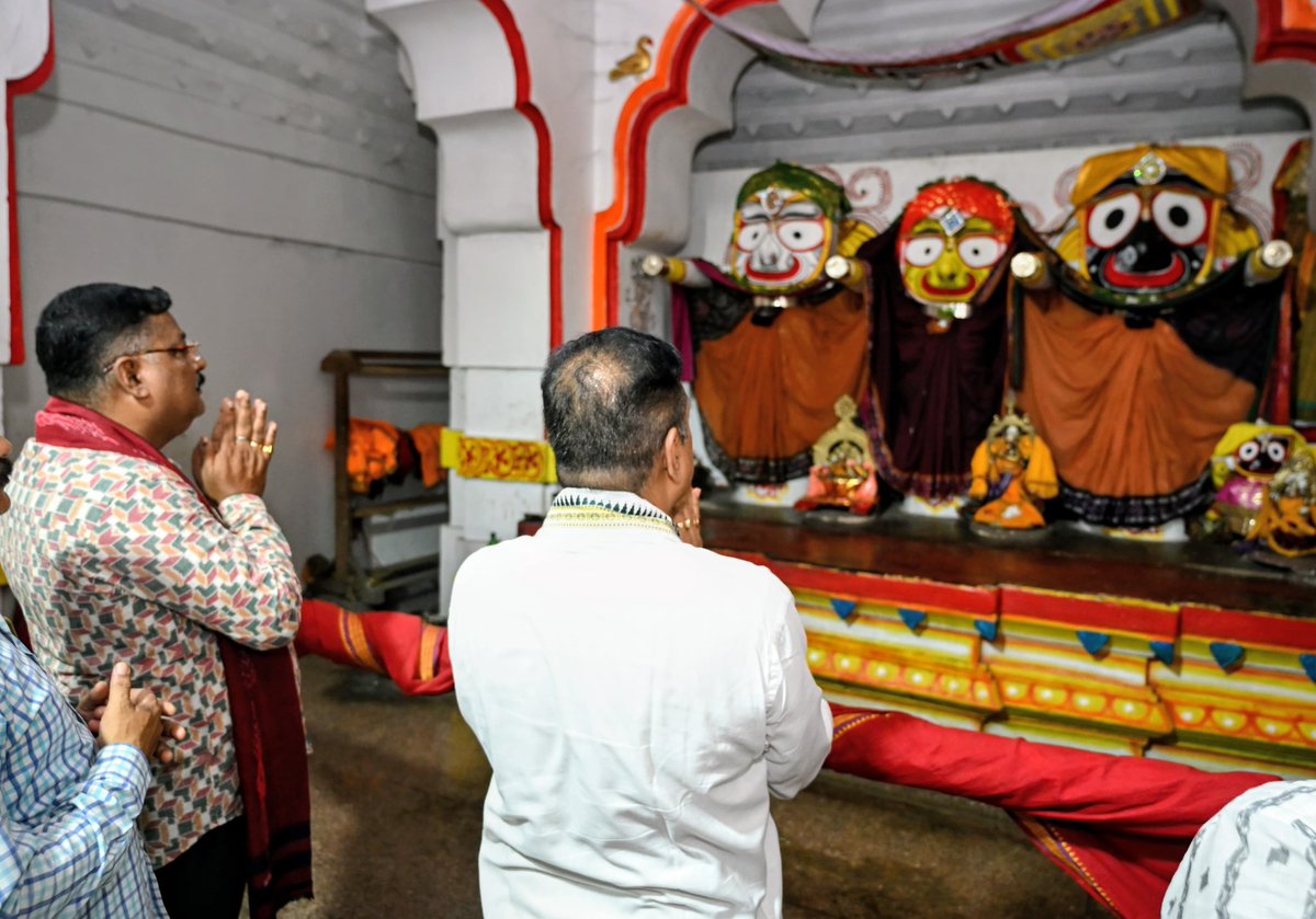 sambitswaraj's tweet photo. ଆଜି ପୁରୀ ଲୋକସଭା କ୍ଷେତ୍ର ଅନ୍ତର୍ଗତ ପିପିଲି ବିଧାନସଭା କ୍ଷେତ୍ରର ରୂପଦେଇପୁରରେ ମହାପ୍ରଭୁ ଶ୍ରୀଜଗନ୍ନାଥଙ୍କ ଦର୍ଶନ କରିବାର ପରମ ସୌଭାଗ୍ୟ ପ୍ରାପ୍ତ ହେଲା।

ଜୟ ଜଗନ୍ନାଥ 🙏 https://t.co/SAp9Vl8ZeE