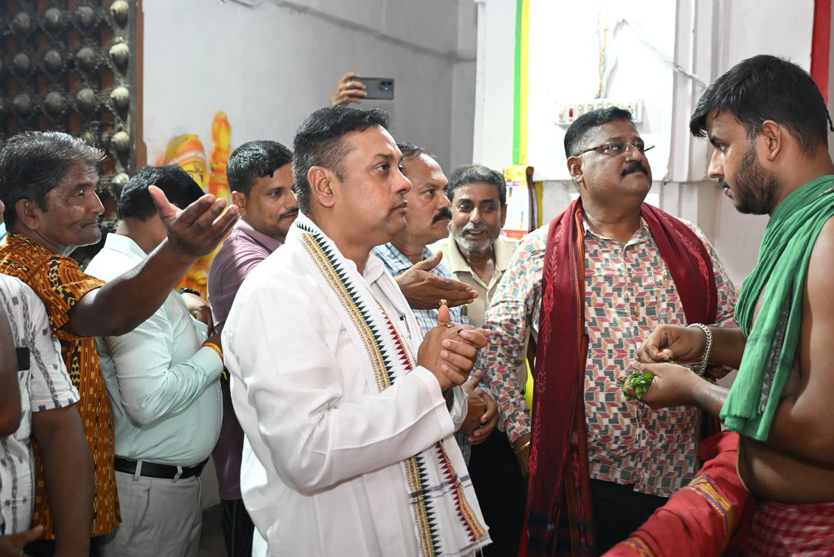 sambitswaraj's tweet photo. ଆଜି ପୁରୀ ଲୋକସଭା କ୍ଷେତ୍ର ଅନ୍ତର୍ଗତ ପିପିଲି ବିଧାନସଭା କ୍ଷେତ୍ରର ରୂପଦେଇପୁରରେ ମହାପ୍ରଭୁ ଶ୍ରୀଜଗନ୍ନାଥଙ୍କ ଦର୍ଶନ କରିବାର ପରମ ସୌଭାଗ୍ୟ ପ୍ରାପ୍ତ ହେଲା।

ଜୟ ଜଗନ୍ନାଥ 🙏 https://t.co/SAp9Vl8ZeE
