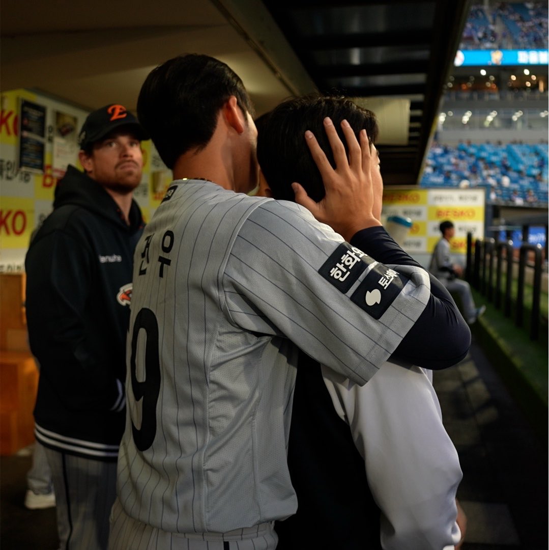 hoodi_thespace's tweet photo. 9월 29일(화) 삼성전 오늘의 파이팅!

- 파이팅 전 - 
사이좋게 서울 구경 시켜주는 강건우&amp;장유호

- 파이팅 타임 -   
(김태연) 코취뉨 기운 좋습니다아! (박수)
(양승관 코치) 자 이제 연패끊었으니까 좋게 갑시다
(양승관 코치) 자 다같이!

하나 둘 셋 어이! https://t.co/2jUpAS6xGj