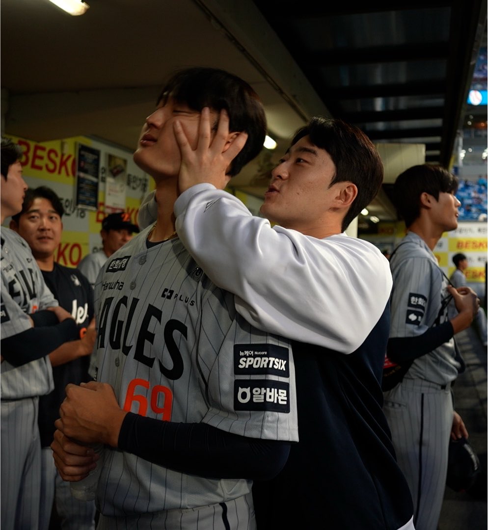 hoodi_thespace's tweet photo. 9월 29일(화) 삼성전 오늘의 파이팅!

- 파이팅 전 - 
사이좋게 서울 구경 시켜주는 강건우&amp;장유호

- 파이팅 타임 -   
(김태연) 코취뉨 기운 좋습니다아! (박수)
(양승관 코치) 자 이제 연패끊었으니까 좋게 갑시다
(양승관 코치) 자 다같이!

하나 둘 셋 어이! https://t.co/2jUpAS6xGj
