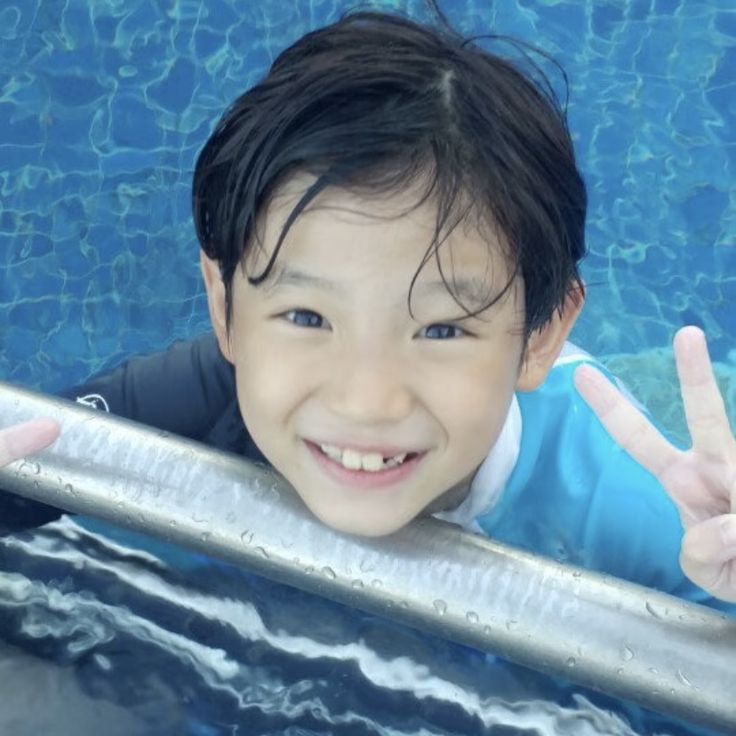 JuhoonPoyoyoi07's tweet photo. Juhoonie Predebut nya mencoba beberapa di non akademik seperti Berenang,dulu jju mencoba semua hal-hal yang produktif. jju dulu pernah melakukan berenang &amp; sekarang di MV blue lips juga adek keren banget sudah berani berenang, I am proud of u jju 🐢♡

#JUHOON #주훈 #CORTIS https://t.co/rmKR9GDWg6