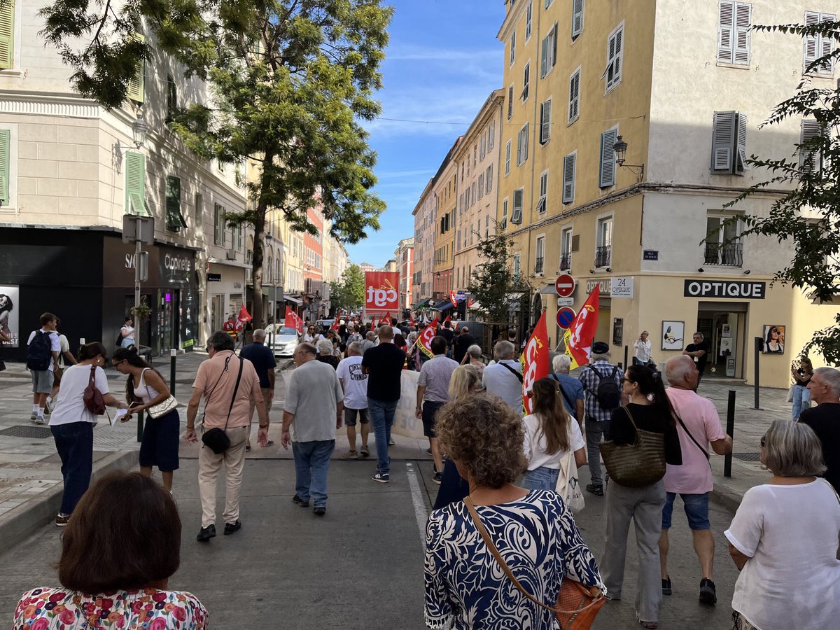 MStefanipcf2b's tweet photo. Forte mobilisation à Bastia pour combattre la politique antisociale du gouvernement et les mesures de régression annoncées avec le dernier budget Macron le président des riches https://t.co/uwSjHaIYmj