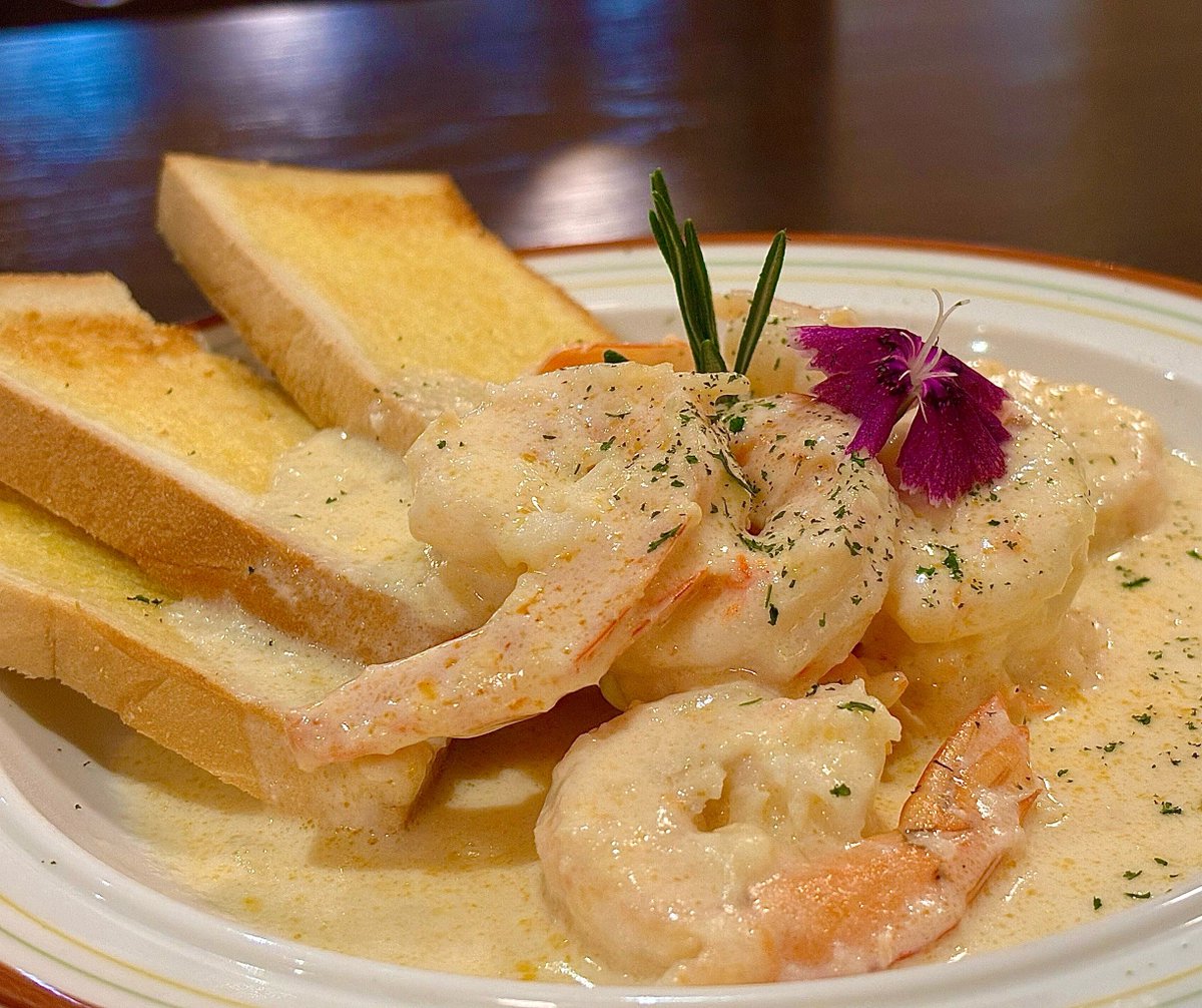 SageMohan's tweet photo. Just whipped up garlic butter shrimp with homemade sourdough for tonight’s quick cozy meal  Nothing beats simple, fresh flavors!， https://t.co/8DodEPXobD
