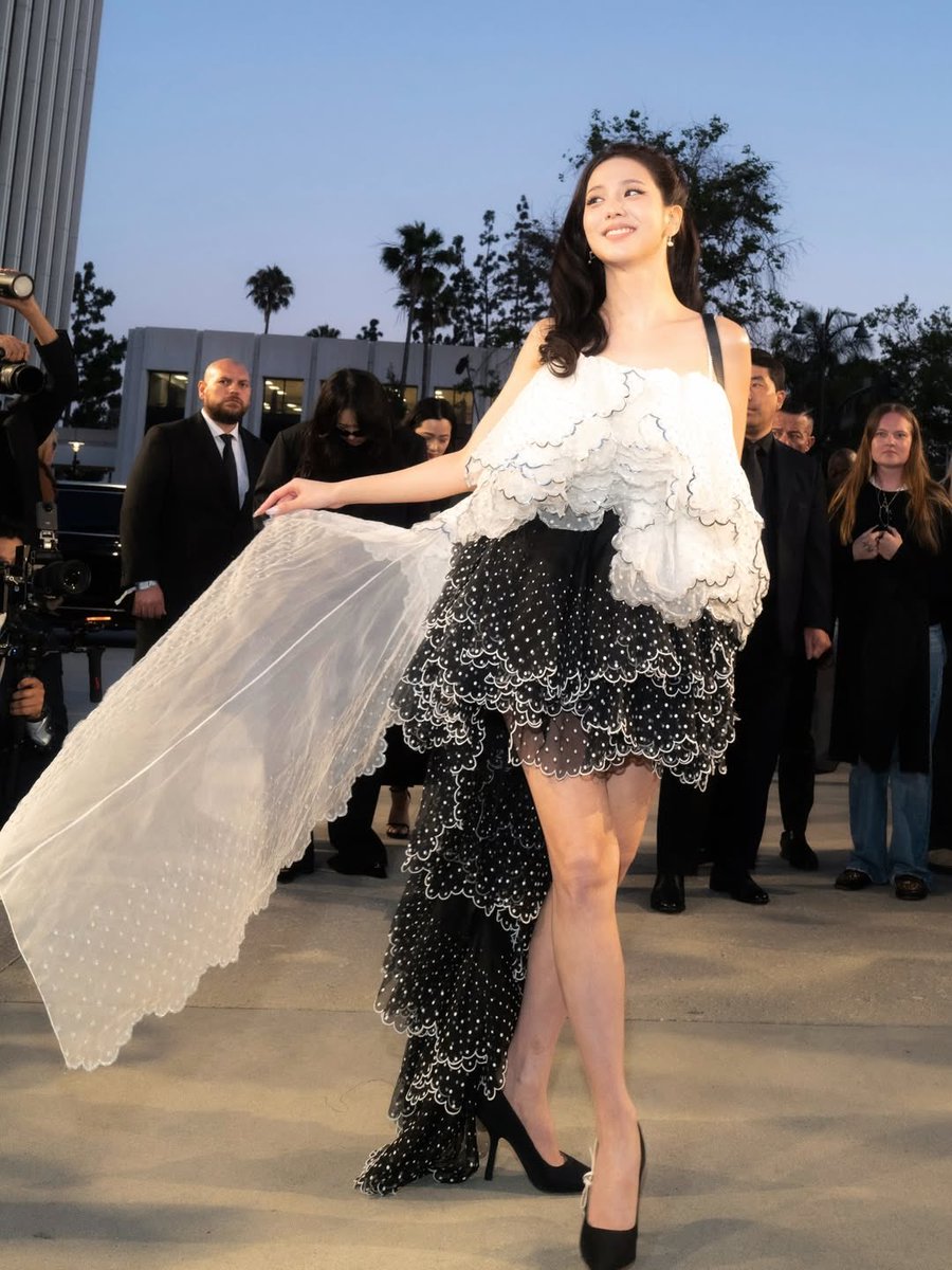 KIMJISOOVT's tweet photo. HAPPY DIOR DAY! 

Waiting for our HUMAN DIOR ICON JISOO moments to begin. 

DIOR PRINCESS JISOO AT PARIS
#JISOOxDior #DiorSS27 #DiorSummer27 https://t.co/3QoMW4oIwF