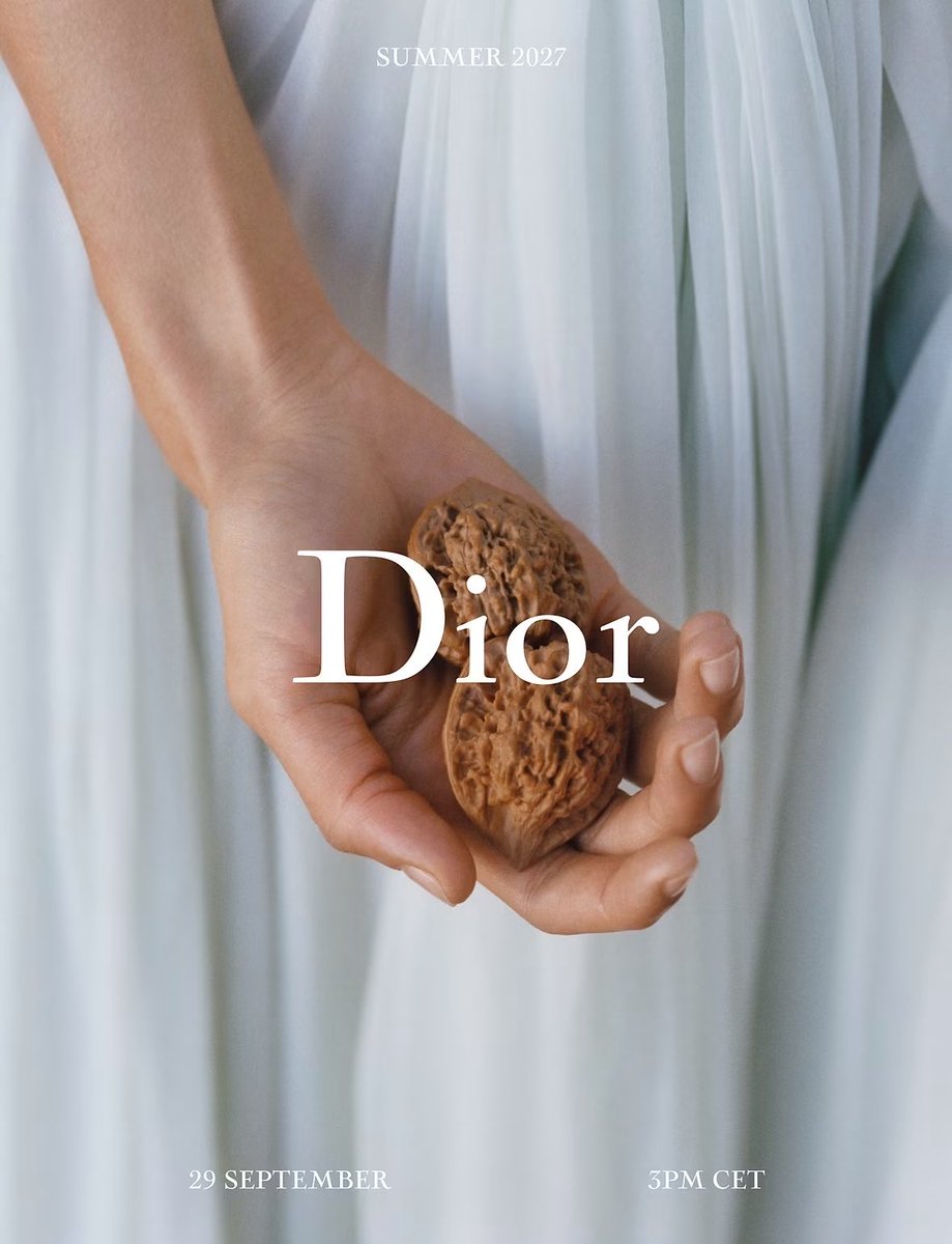 KIMJISOOVT's tweet photo. HAPPY DIOR DAY! 

Waiting for our HUMAN DIOR ICON JISOO moments to begin. 

DIOR PRINCESS JISOO AT PARIS
#JISOOxDior #DiorSS27 #DiorSummer27 https://t.co/3QoMW4oIwF
