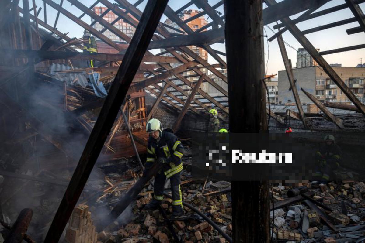 leonosta3's tweet photo. Kyiv has been hit by another Russian drone attack today. Images from today show firefighters dealing with damage after a Russian jet-powered drone struck a residential building in Kyiv. https://t.co/kbetra7Vch