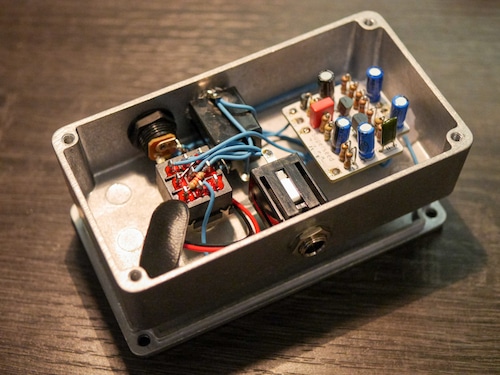 KGRCraftShop's tweet photo. 🎛エフェクター自作キット紹介
Superseed Booster（ワンノブ・クリーンブースター）

ワンノブで信号を素直に持ち上げるクリーンブースター。ペダルチェーンの後段ではソロ時の音量アップに、歪みの前段では入力を押してゲインと張りを加えます。ギター本来の輪郭を保ちながら、演奏の存在感を一段前へ出したい場面に。🔊
詳細はリプ欄へ。