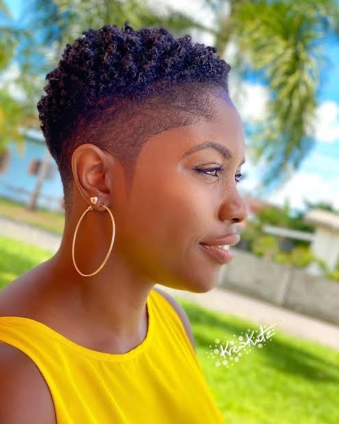 bitchyanon2u's tweet photo. @StrawberriCurls She should’ve gotten a nice cut or a wig. Her edges are tore tf up, so what kind of sew-in could be done? I guess maybe a quick weave but again, her hair is so weak and sparse it would break off even worse. https://t.co/B2dszFlErX