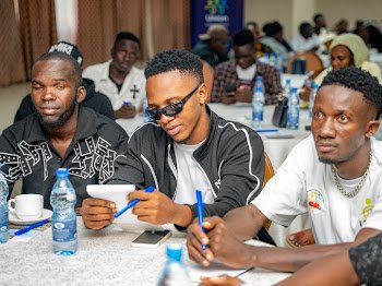 MrInfluencerUg1's tweet photo. Thanks to @UnionTransportA for creating this program to uplift and supporting the boxing Federation of Uganda πΊπ¬
"BATTLE FOR GLORY "
This will Ugandans create opportunities that can help lift communities around Uganda
#BattleForGlory
#UnionBoxingPromotions https://t.co/f7sL2h7hDT
