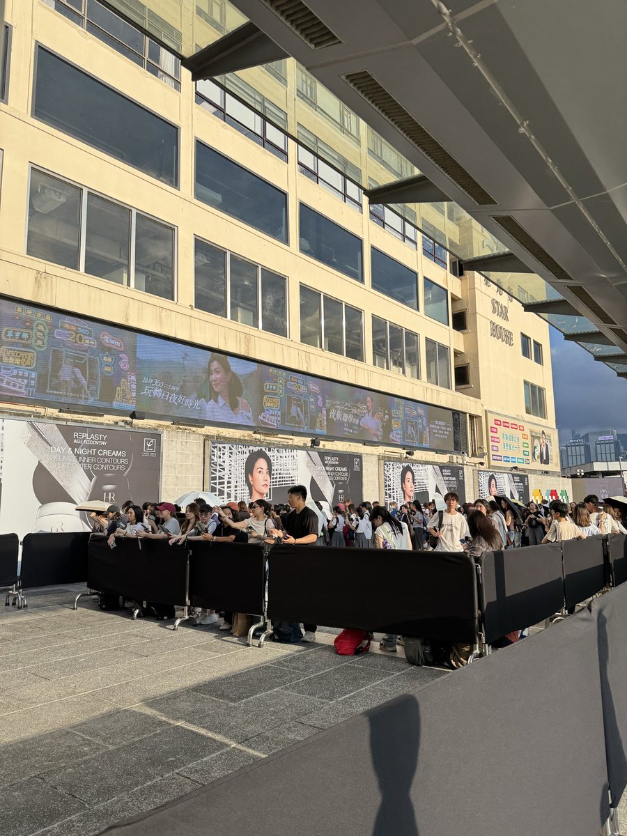 fandom0502's tweet photo. HK is as hot as Bangkok 
But the heat can’t stop the Gumberbears

MIU NATSHA AT AMR-POP UP HK
#AMRDeSaisonxMiu https://t.co/KFtL4KNSuC