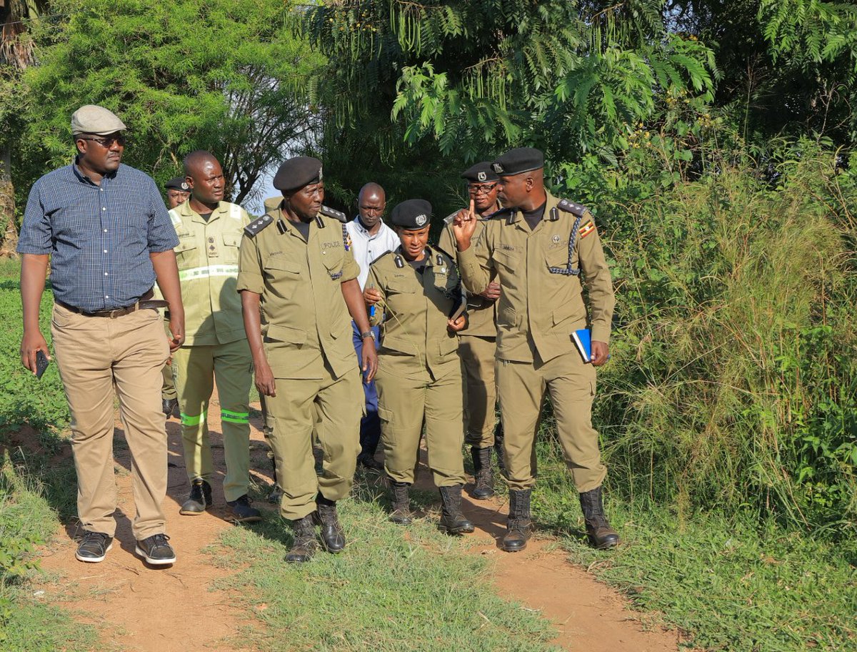 PoliceUg's tweet photo. The Deputy Director Welfare, Production and Sports, SCP Timothy Halango, has led a team of senior officers to inspect police land at Erute and Ireda in North Kyoga Policing Region in Lira City, earmarked for the proposed establishment of a Regional Police Secondary School and a Community Policing Centre of Excellence, respectively.

The proposed developments aim to improve officers' welfare, enhance educational opportunities for their children and strengthen community policing.
https://t.co/jLWMZvX2Br