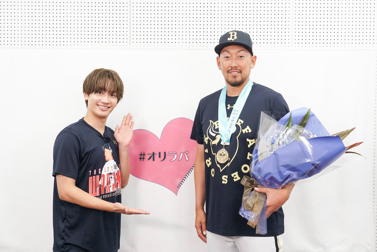 orixlover_ktv's tweet photo. 【次回放送10月5日（月）深夜24時15分～】
オリラバ10月回放送まであと6日🐮💙

今月のMJPは特別編！🏅
今季限りで現役を引退した平野佳寿投手。
丈一郎くんから花束と愛のメッセージを送らせてもらいました！
これまでの道のりと引退試合の密着映像もお届け！
ぜひご覧ください👀

＃オリラバ
#オリックス
#平野佳寿
#藤原丈一郎
#カンテレ