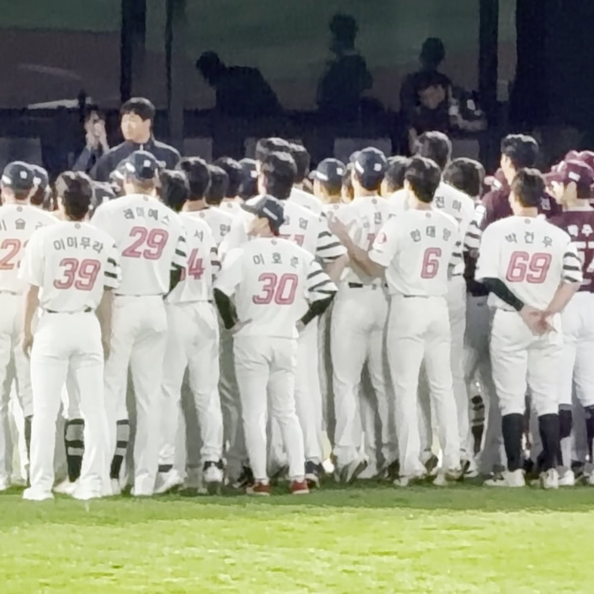 nekoitty's tweet photo. 하 까치발 들어보다가 개포기하고 춋토오니짱 된 거 샹 https://t.co/laVDvV4Q4u