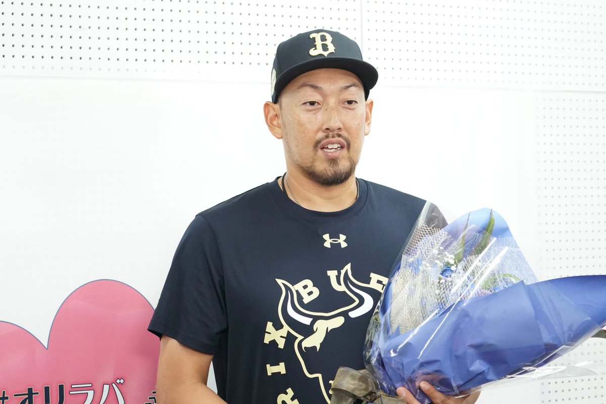 orixlover_ktv's tweet photo. 【次回放送10月5日（月）深夜24時15分～】
オリラバ10月回放送まであと6日🐮💙

今月のMJPは特別編！🏅
今季限りで現役を引退した平野佳寿投手。
丈一郎くんから花束と愛のメッセージを送らせてもらいました！
これまでの道のりと引退試合の密着映像もお届け！
ぜひご覧ください👀

＃オリラバ
#オリックス
#平野佳寿
#藤原丈一郎
#カンテレ