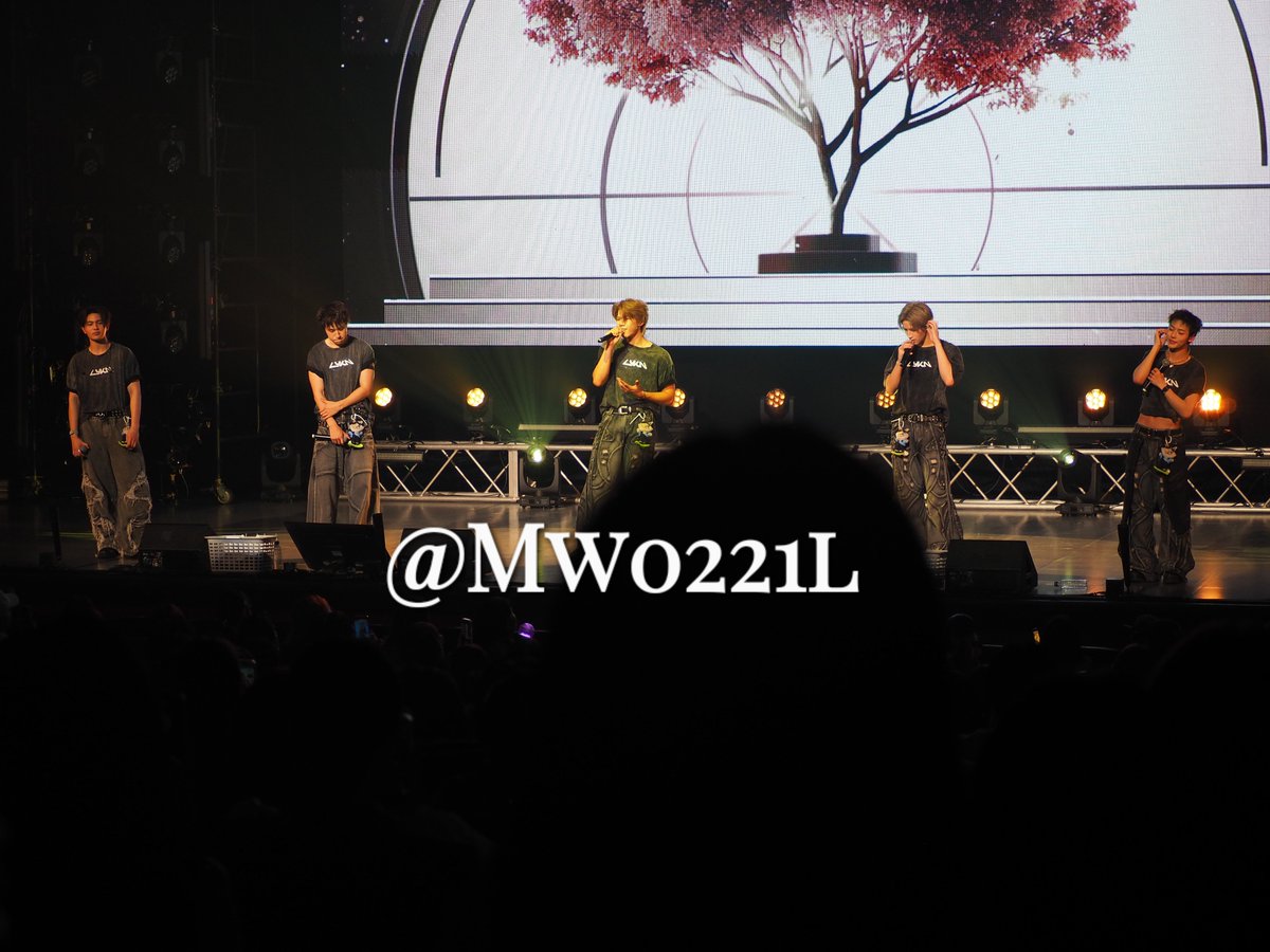 Mw0221l's tweet photo. LYKN🐺の深々としたお辞儀

1枚目👈DAY2　2.3.4枚目👉DAY1

#LYKNDuskAndDawnxOsaka
#LYKN https://t.co/cEkG3plyYq