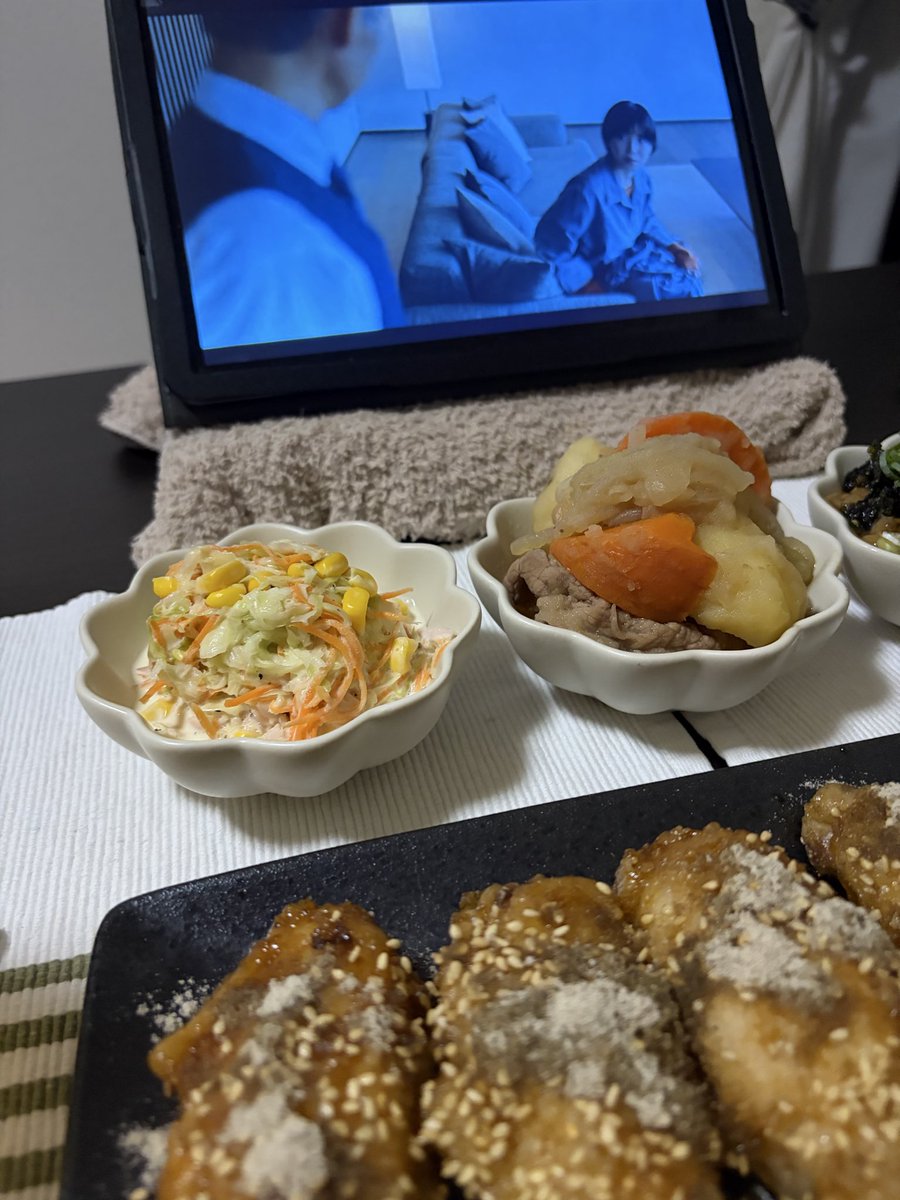 tomkun1728846's tweet photo. 今宵のメニュー
ワシやっぱ大好き
   手羽先甘辛揚げ
コールスロー
肉じゃが
冷奴

簡単楽ちんメニューで
独り居酒屋かいて〜ん🏮🍺🏮 https://t.co/EKc0MTfAgO