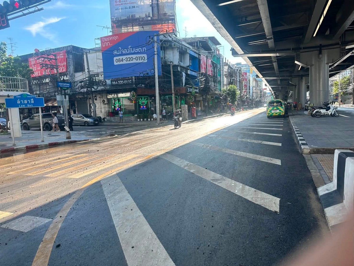 js100radio's tweet photo. 🚨 รายงานสถานการณ์น้ำท่วมในพื้นที่ สน.หัวหมาก เวลา 16.00 น.
.
1. ถนนรามคำแหง ขาเข้า-ขาออก ถึงแยกวัดเทพลีลา รถสามารถสัญจรได้ตามปกติ

2. จากแยกวัดเทพลีลา-แยกมหาดไทย ทั้งขาเข้าและขาออก ยังมีน้ำท่วมขัง รถเล็กควรหลีกเลี่ยง รถใหญ่สามารถสัญจรได้

3. จากแยกมหาดไทย-แยกลำสาลี รถสามารถสัญจรได้ตามปกติทั้งสองทิศทาง

4. จากแยกลำสาลี-แยกบ้านม้า รถสามารถสัญจรได้ตามปกติทั้งสองทิศทาง

5. ยกระดับรามคำแหง และสะพานข้ามแยกลำสาลี รถสามารถสัญจรได้ตามปกติทั้งขาเข้าและขาออก

6. ถนนศรีนครินทร์ ทั้งขาเข้าและขาออก ยังมีน้ำท่วมขัง รถเล็กควรหลีกเลี่ยง

7. ถนนหัวหมาก และซอยรามคำแหง 24 ระดับน้ำลดลงแล้ว รถสามารถสัญจรได้

8. จากแยกสวนสน-สี่แยกบางกะปิ ยังมีน้ำท่วมขังระดับสูง รถเล็กไม่สามารถสัญจรได้ ควรหลีกเลี่ยง

9. จากแยกลำสาลี-สามแยกบางกะปิ ยังมีน้ำท่วมขัง รถเล็กควรหลีกเลี่ยง
.
สน.หัวหมาก จัดเจ้าหน้าที่ตำรวจจราจรอำนวยความสะดวกและประชาสัมพันธ์ให้ประชาชนหลีกเลี่ยงเส้นทางที่มีน้ำท่วมขังอย่างต่อเนื่อง

(Cr.งานจราจร สถานีตำรวจนครบาลหัวหมาก)