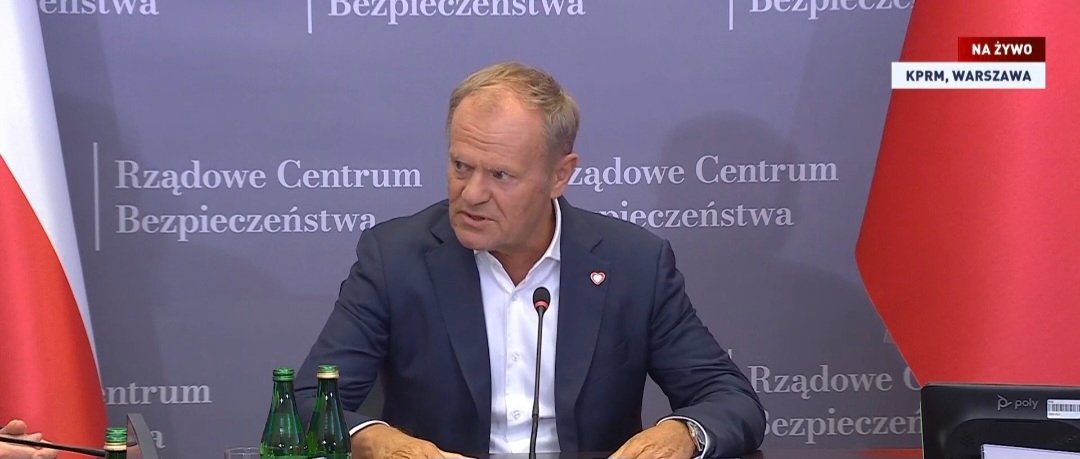 InsiderGeo's tweet photo. NEW: 🇵🇱 Polish PM Donald Tusk says Poland is facing very difficult weeks and months as Russia’s increasingly aggressive actions in Ukraine move closer to Poland’s border.

Tusk said Russian attacks near the Polish border, particularly against border crossings and infrastructure, have become permanent forcing Polish aircraft to scramble repeatedly.

He added that Poland’s security services remain on maximum alert and that the government is focused on preventing the threat from spreading onto Polish territory