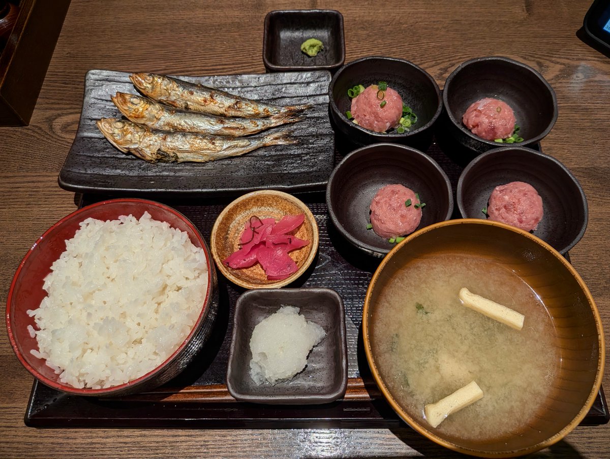 797binbo's tweet photo. #神谷町 #kamiyacho #tokyo
#しんぱち食堂
3羽いわし定食と厳選高級ネギトロ
神谷町のしんぱち食堂は個室式。人に見られたくない食べ方ができてしまう秘密の部屋。香ばしい鰯の塩気とワタのコクを醤油代わりに合わせるネギトロ丼定食は、癖になる美味しさです。
#ランチ #昼飯 #lunch #定食 #setmeal https://t.co/QyqfQ60mYW