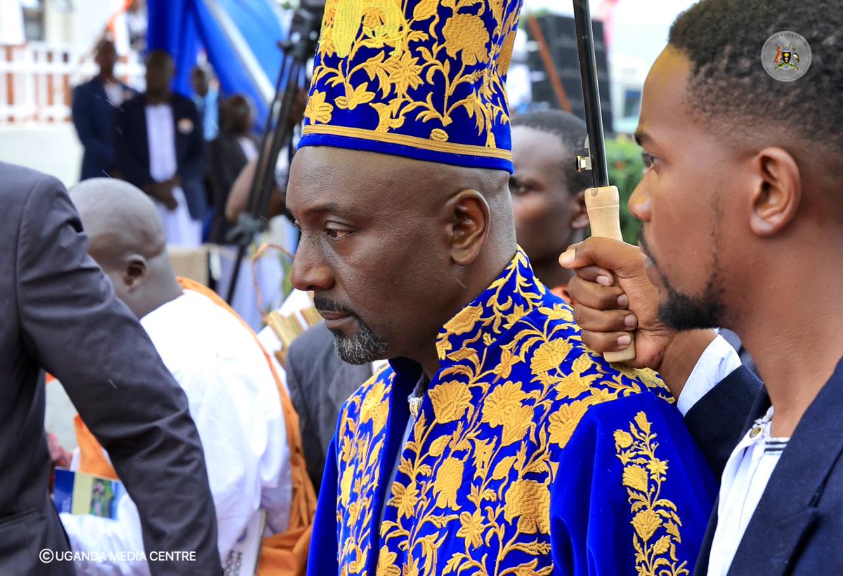 UgandaMediaCent's tweet photo. Royal Entrance

Omukama Edward Rukidi Nyabongo I, majestically makes his way to the Karuziika Royal Palace for his coronation ceremony, shortly after prayers conclude at St. John's Cathedral. #TooroCoronation https://t.co/aPm8iwOf5K