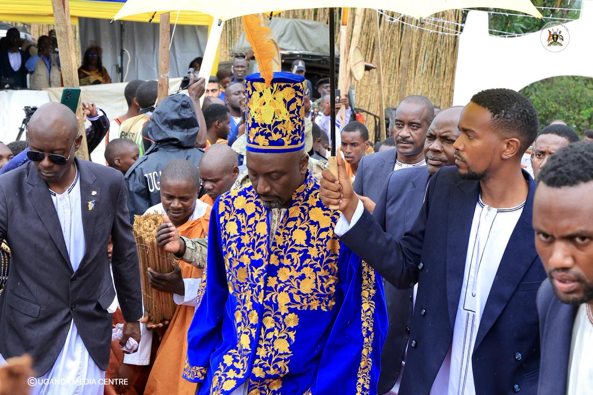 UgandaMediaCent's tweet photo. Royal Entrance

Omukama Edward Rukidi Nyabongo I, majestically makes his way to the Karuziika Royal Palace for his coronation ceremony, shortly after prayers conclude at St. John's Cathedral. #TooroCoronation https://t.co/aPm8iwOf5K