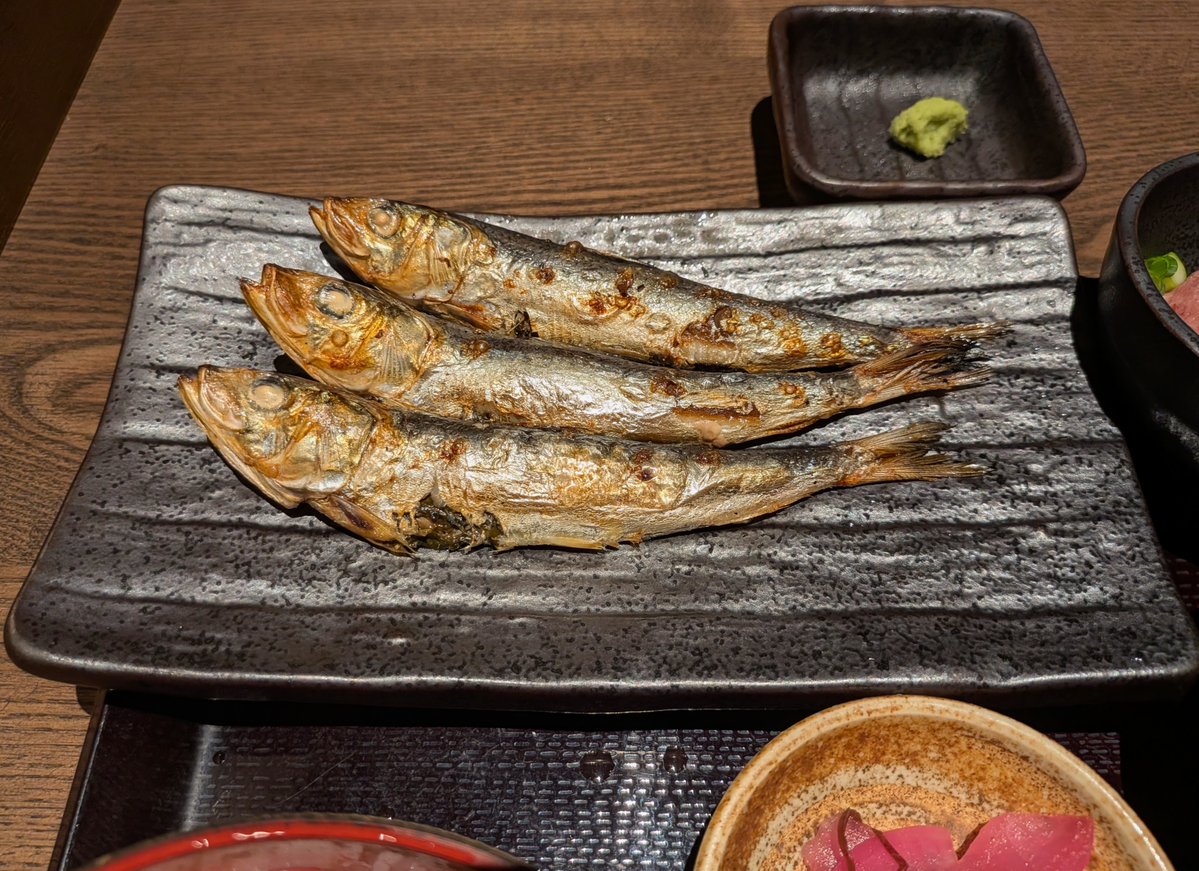 797binbo's tweet photo. #神谷町 #kamiyacho #tokyo
#しんぱち食堂
3羽いわし定食と厳選高級ネギトロ
神谷町のしんぱち食堂は個室式。人に見られたくない食べ方ができてしまう秘密の部屋。香ばしい鰯の塩気とワタのコクを醤油代わりに合わせるネギトロ丼定食は、癖になる美味しさです。
#ランチ #昼飯 #lunch #定食 #setmeal https://t.co/QyqfQ60mYW
