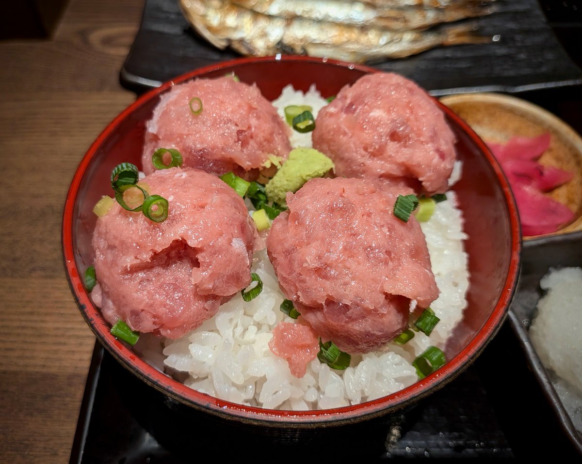 797binbo's tweet photo. #神谷町 #kamiyacho #tokyo
#しんぱち食堂
3羽いわし定食と厳選高級ネギトロ
神谷町のしんぱち食堂は個室式。人に見られたくない食べ方ができてしまう秘密の部屋。香ばしい鰯の塩気とワタのコクを醤油代わりに合わせるネギトロ丼定食は、癖になる美味しさです。
#ランチ #昼飯 #lunch #定食 #setmeal https://t.co/QyqfQ60mYW