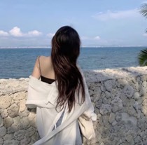DuvisZuni's tweet photo. 林间旧石凳，表面被阳光晒得温热。落叶零星铺在四周，风穿过树梢，蝉鸣此起彼伏，山林安静，容纳夏日所有生机。 https://t.co/Wlca1j0cKj